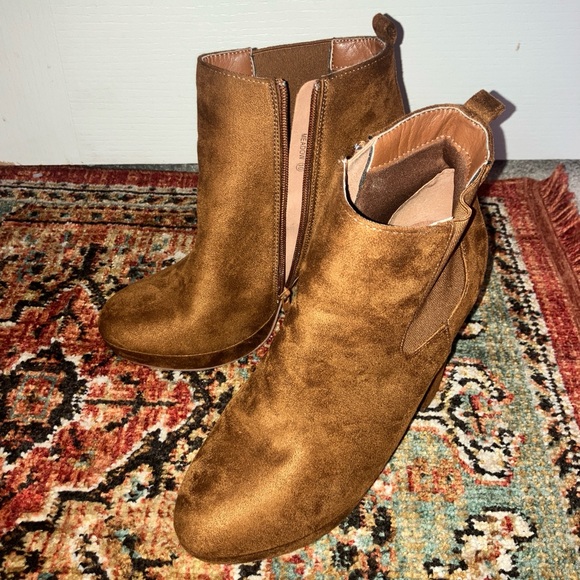 Dream Pairs Heeled Platform Meadow Boot - Picture 2 of 7